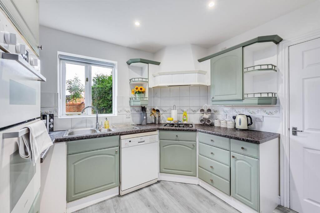 Stylish Detached House - Close To City Centre - Sleeps Up To 7 - Driveway Parking, Self Check-In, Study Room, Fast Wifi And Sky Tv By Yoko Property Milton Keynes Exterior foto